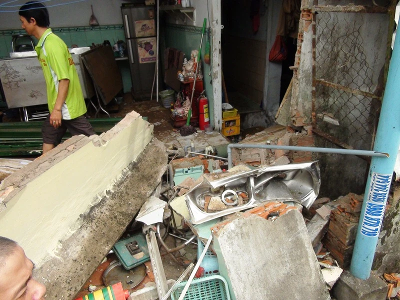 Xe tải mất lái, tông sập một quán phở ảnh 3